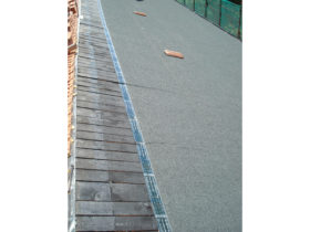 Guaina impermeabile adesiva ardesiata sopra tetto in legno