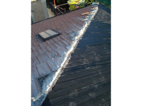 Guaina impermeabile ardesiata sopra tetto in legno